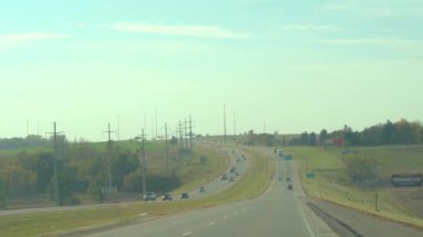 Mankato, Amerika Birleşik Devletleri - 30 Ekim 2016: Fpv yakın Up: Sioux Falls, güneşli banliyösünde yemyeşil çayırlar çevrili doğal eyaletler arası yolu boyunca sürüş. İkinci el, SUV'lar ve pikap kamyonlar yolda seyahat