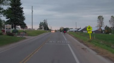 Millersburg, Amerika Birleşik Devletleri - 18th Ekim 2016: güzel beyaz ahşap evler Ohio kırsal manzara tarım Amish köyde geçmiş sürüş. Amish insanların atlı arabası seyahat