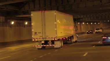 Chicago, Amerika Birleşik Devletleri - 20 Ekim 2016: Close Up, Fpv: yarı kamyon birden çok şeritli otoyol otoyol boyunca meşgul Altgeçit tünelinden inanılmaz gökdelen manzarası ile ikonik döngü içine sürme