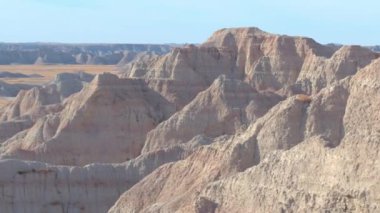 Hava: Şaşırtıcı katmanlı kumtaşı mountaintops karşı mavi gökyüzü Güney Dakota'daki Badlands Ulusal Parkı, temizleyin. Great Plains otlaklar erozyona uğramış kayalık dağ oluşumları ile uzay manzara