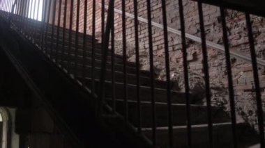 Eski tozlu ve yıpranmış adımları kırılgan çöken merdiven üzerinde konut bina çürüyen terk detay kadar kapatın. Ahşap merdiven falling apart daireler yıkık blok koridorda kırık