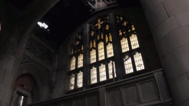 Yakın: Görkemli eski Gotik kilise terk edilmiş şehir Metodist Kilisesi, Gary Indiana, ABD. Kırık çatı ve ufalanan Kutsal harap Katedrali aydınlatıcı windows ile gelen güneş ışık