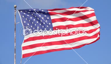 Yakın: gururla rüzgarda sallayarak, temsil eden Amerikan bayrağı. Amerika Birleşik Devletleri, güneşli bir günde. Mavi gökyüzü yaz esintiyle çırpınan ABD bayrağı