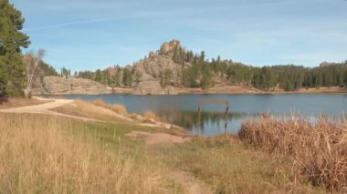 : Up Sylvan Lake siyah Hill, Custer State Park çarpıcı sonbahar güneşli suda yükselen büyük granit kaya oluşumları etkileyici manzaralarını sunan çarpıcı çevresinde lider yürüyüş yolu kapat