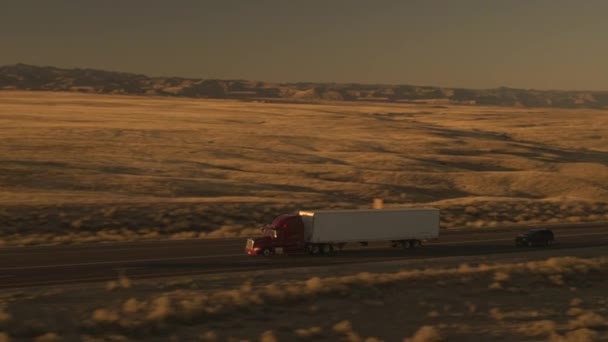 Aerial Pessoas Viagem Carro Longo Estrada Rural Great Plains Nascer — Vídeo de Stock