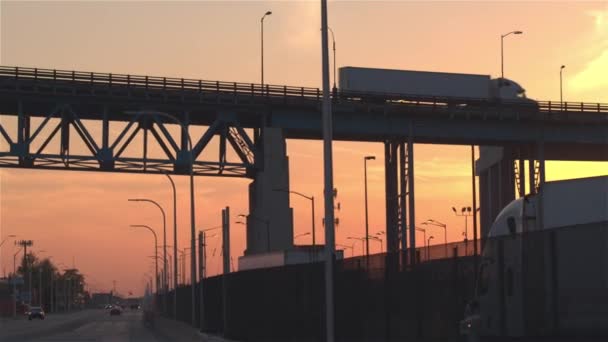 Close Camiones Semirremolques Contenedores Carga Que Conducen Almacén Almacenamiento Del — Vídeo de stock