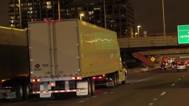 Chicago Verenigde Staten Oktober 2016 Close Semi Trailer Vrachtwagens Rijden — Stockvideo