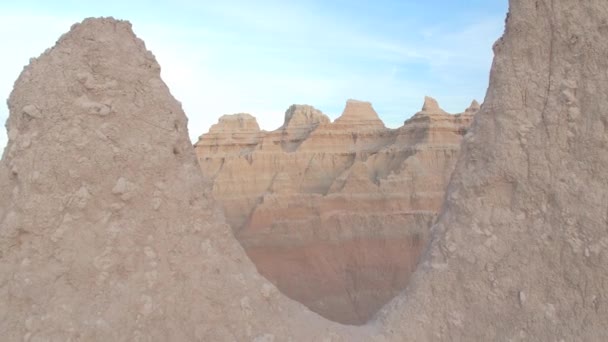 Luchtfoto Steile Puntige Zandsteen Bergtoppen Tegen Duidelijke Blauwe Hemel Badlands — Stockvideo