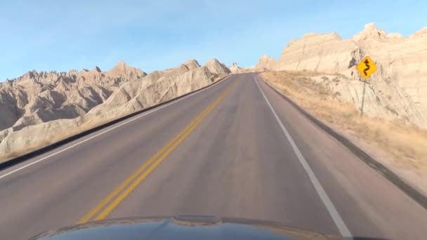 Fpv 岩の砂岩山地とバッドランズ国立公園絶景に巻空の道に沿って運転しています サウスダコタ州のバッドランズ国立公園草原砂漠を旅します アメリカ合衆国横断ロードト リップ — ストック動画