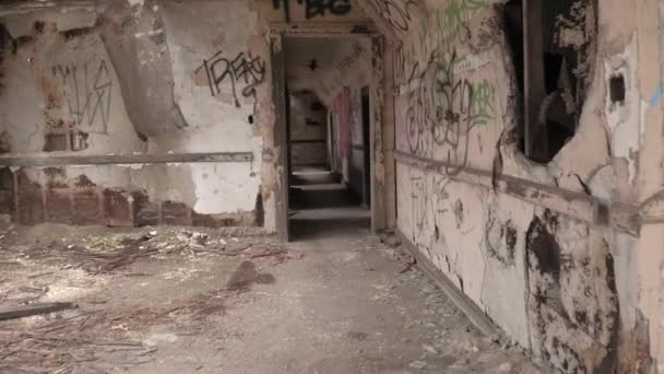 Close Fpv Walking Scary Narrow Hallway Chaotic Graffiti Paint Peeling — Stock Video