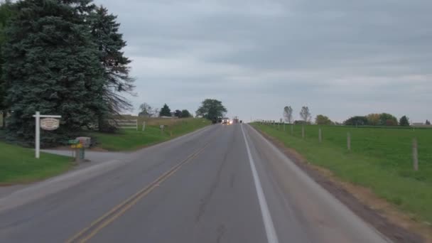 Millersburg 2016 자동차 마을을 빈티지 마차를 고속도로에서 크리스티안 친목의 간단한 — 비디오