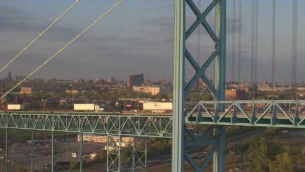 Полугрузовики Торгующие Товарами Между Сша Канадой Пересекают Мост Посла Детройте — стоковое видео