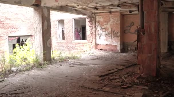 Fpv 沿着阴暗狭窄的走廊走 在腐朽的鬼城上被遗弃的摇摇欲坠的公寓楼 在美国混乱闹鬼的房子墙壁上风化的木门和剥落的油漆 — 图库视频影像