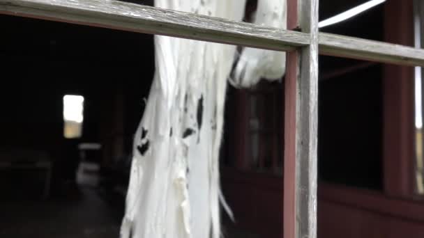 Nahaufnahme Zeitlupe Blick Durch Das Zertrümmerte Fenster Einer Alten Verfallenden — Stockvideo