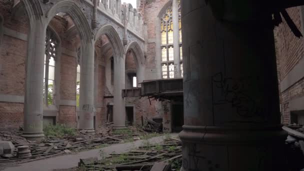 探索在废弃的城市卫理公会教堂 美国的惊人摇摇欲坠的中殿 旧宗教建筑倒塌 毁坏的柱子 涂鸦在墙壁上 在腐朽的大教堂关闭了窗口 — 图库视频影像