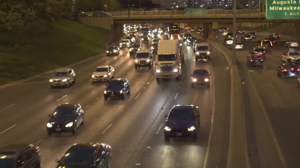 Suv 和半拖车卡车卡住在繁忙的交通堵塞多车道跨境公路贯穿城市 夜间车辆在拥挤繁忙的高速公路上行驶 — 图库视频影像