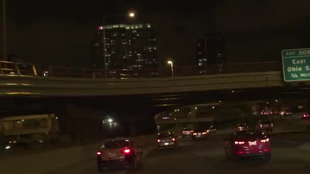 シカゴ アメリカ合衆国 2016 タイムラプス半トラックの象徴的なループ 中央ビジネス地区の明るい高層ビルに向かって忙しいシカゴ高速道路に沿って車の線で運転 — ストック動画