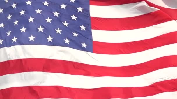 ゆっくりとした動きを閉じる アメリカの国旗を誇らしげに風に振って 表現する 晴れた日にはアメリカ合衆国 夏の風になびくアメリカ国旗 — ストック動画