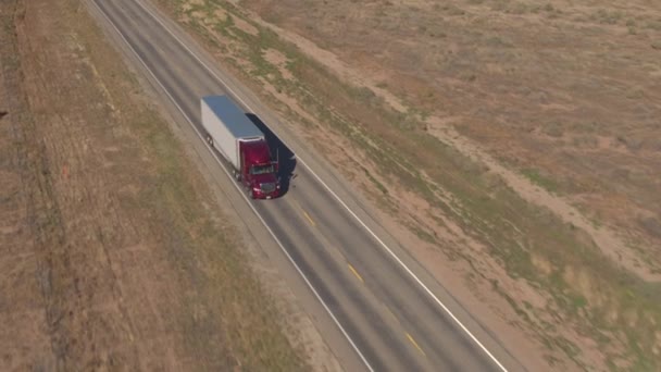 Aerial Närbild Omärkta Vita Semi Truck Driver Tom Road Transporterar — Stockvideo