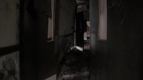 Fpv クローズ アップ 放棄された腐食精神病院の暗い狭い廊下を歩いてください 移動過去の風化の木製のドアとエスケープを探している不吉な療養所で壊れた崩れかけた壁 — ストック動画