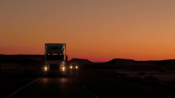 Cerrar Transporte Mercancías Camión Semirremolque Contenedor Mercancías Coches Personales Viaje — Vídeo de stock