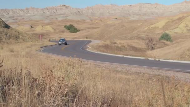 Автомобілем Дорозі Звивається Через Badlands Краєвид Повз Rocky Пісковика Люди — стокове відео