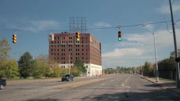 Zbliżenie Jadąc Wzdłuż Ulicy Kierunku Czerwonego Murowany Opuszczony Budynek Mieszkalny — Wideo stockowe