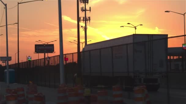 デトロイト アメリカ合衆国 2016 クローズ アップ 半トラック運転ガソリン スタンドと休憩は 黄金の夕日を見渡せる高速道路に沿って移動 — ストック動画