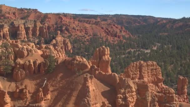 Antenn Flyga Ovanför Hög Röd Rock Cliff Framför Nationalparken Bryce — Stockvideo