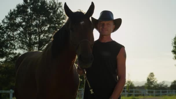 Low Motion Flose Encantadora Relação Entre Cavalo Cowboy Mais Velho — Vídeo de Stock