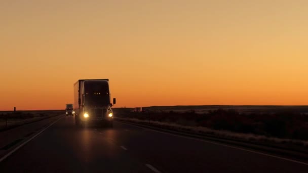 Close Vooraanzicht Van Oplegger Trucks Met Vrachtcontainer Die Goederen Vervoert — Stockvideo