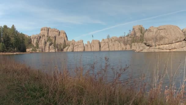 风景如画的森林湖泊 周围有令人印象深刻的岩石形成和松树在黑山 卡斯特国家公园在令人惊叹的阳光明媚的秋天天 玻璃水面上反射的粗糙花岗岩露头 — 图库视频影像