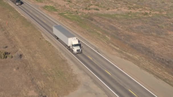 Cerrar Aerial Semirremolque Blanco Sin Marca Conduciendo Por Carretera Vacía — Vídeo de stock