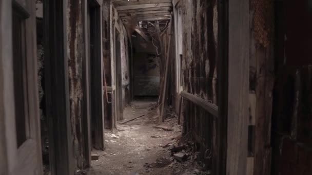 Fpv クローズ アップ 腐食の放棄された建物の崩壊壁と天井の崩壊を探る 過去の崩壊の破滅の危険な家で不気味な暗い部屋暗い狭い廊下を歩いてください — ストック動画