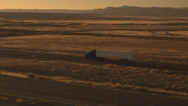 Aerial Människor Roadtrip Köra Landet Motorväg Great Plains Gyllene Ljus — Stockvideo