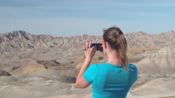 Крупним Планом Веселий Молода Жінка Мандрівника Фотографувати Приголомшливі Badlands Національний — стокове відео