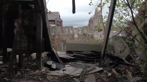 Fpv Close Çatıda Terk Edilmiş Şehir Metodist Kilisesi Ufalanan Kutsal — Stok video