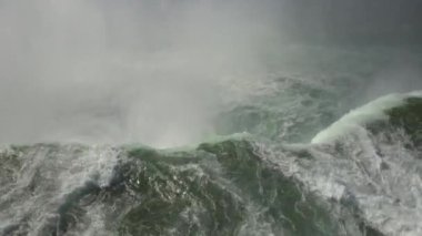 Hava yakın: yukarıda azgın whitewater nehir ve Niagara Falls, aşağı puslu dibe doğru eğerek kenar üzerinde uçan. Horseshoe Falls Niagara nehrinde tepeden havadan görünümü.