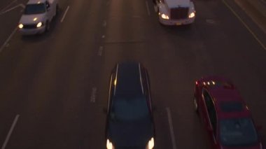Yüksek açı, yakın kadar ağır çekim: Şikago'daki akşam rush hour sırasında beş şeritli otoyol boyunca sürüş Suv, arabalar, kamyonetler ve yarı kamyon meşgul. İnsanlar gece commuting yolculuğa yolcuları