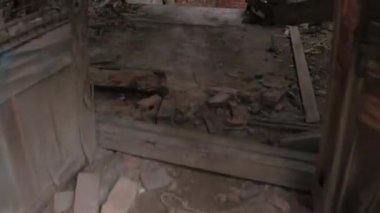 Kadar yakın, Pov: büyümüş patika yürüyüş, ürpertici eski terk edilmiş ev girdikten ve kırık gidiş tanınmaz kişi merdiven yıpranmış. Korkunç gölgeler perili ambarı