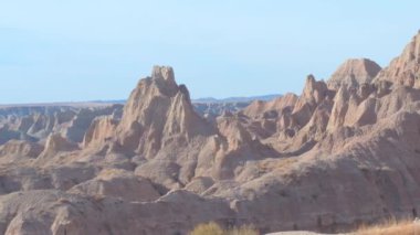 Hava: Karşı dik sivri kumtaşı mountaintops mavi gökyüzü Güney Dakota'daki Badlands Ulusal Parkı, temizleyin. Great Plains otlak erozyona uğramış kayalık dağ oluşumları ile uzay manzara