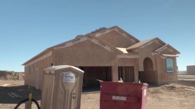 Denver, Colorado - 15 Kasım 2016: ahşap çerçeveli müstakil tek aile evi güneşli köyü inşaatı. Kabuk tasarlamak, duvarlar ve çatı. Güneşli banliyö kasabasında ahşap bir ev inşa