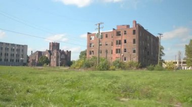 FPV büyük tuğla inşa konut sanayi bölgesi Detroit city, ABD çürüyen içinde harabeye bina geçmiş sürüş. Ufalanan relict apartman güzel tarihi cathedral yakınındaki kırık camlar ile