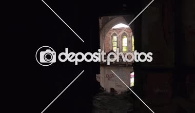 POV yakın Urbexing kadar ürkütücü terk edilmiş Tanrı forsaken'ın şehir Metodist Kilisesi, Gary Indiana, ABD. Karanlık koridorlar ile görkemli Gotik Katedrali, dağılan tuğla duvarlar ve çarpıcı mimari özellikleri