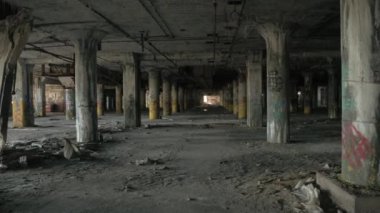 Yakın: Yıkım ve enkaz içinde çürüyen salonları dağılan eski Fisher araba fabrikası otomotiv fabrikası, Detroit, Amerika terk. Büyük ürkütücü yıkıldı garaj ABD sanayi binası perili