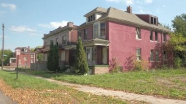 Yakın: iki yarı müstakil tuğla inşa terk edilmiş çürüyen ev kırık camlar ile geçmiş soydular sonra sürüş. Mahallede bina harabeye sahipsiz. Detroit, ABD harap ıssız evleri