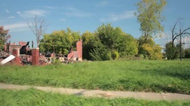 Kadar yakın moloz daraltılmış bir bina inşaat malzeme kalıntıları. Bir konut ev yıkılmış ve yanmış sonra enkaz. Detroit, ABD zavallı Mahallesi'nde bir sahipsiz ev kalıntıları