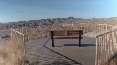 Yakın: Boş Bank güneşli bir güneşli Badlands Ulusal Parkı manzaralı. Çarpıcı çöl peyzaj ve Güney Dakota'da yüksek sivri dağ manzaralı bir tahta sonunda yalnız tezgah