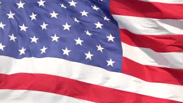 クローズ アップ アメリカの国旗風に誇らしげに手を振ってを表します アメリカ合衆国の晴れた日に 夏のそよ風になびくアメリカ国旗 — ストック動画