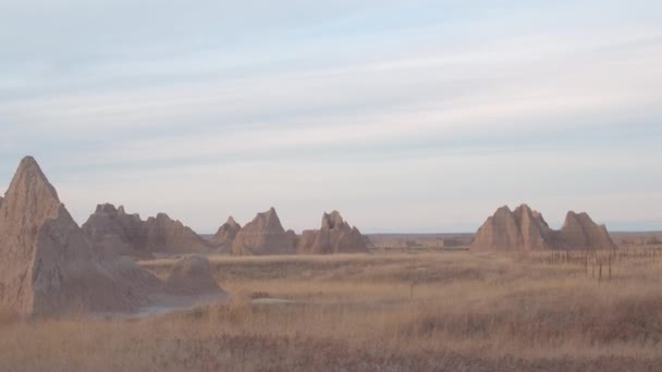 Antenne Schöne Endlose Sandsteinformationen Und Trockene Grasprärie Badlands Nationalpark Dakota — Stockvideo